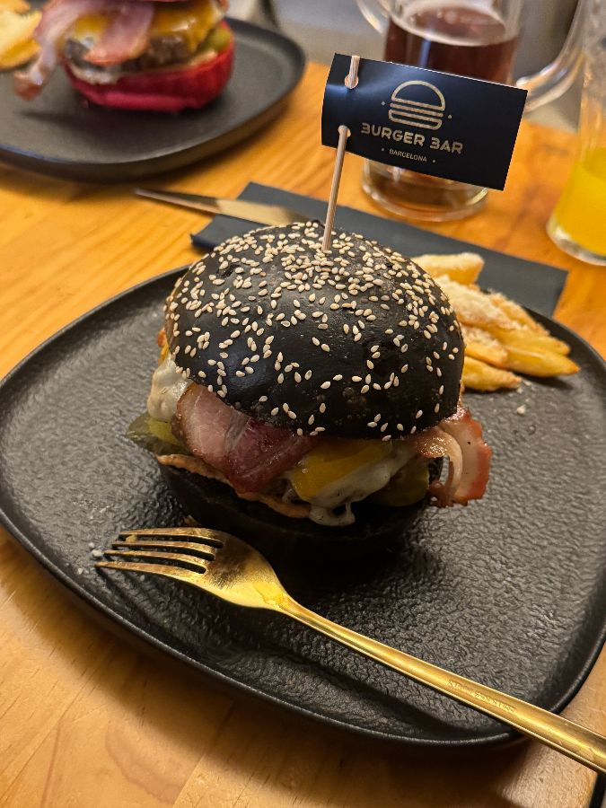 검은 빵이 인상적인 버거