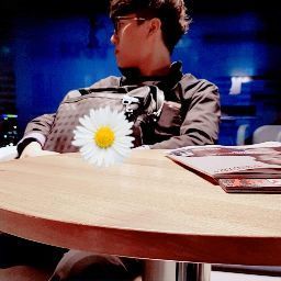 테이블 위에 놓인 꽃