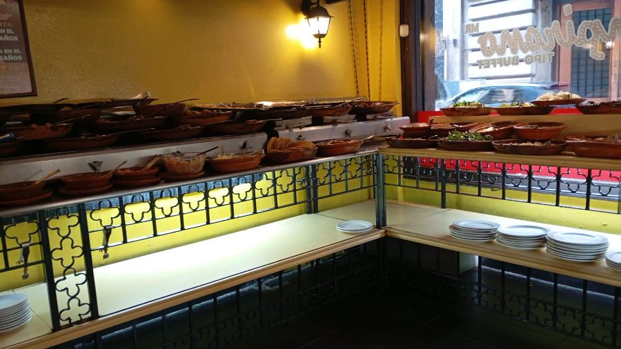 혼잡한 뷔페 코너