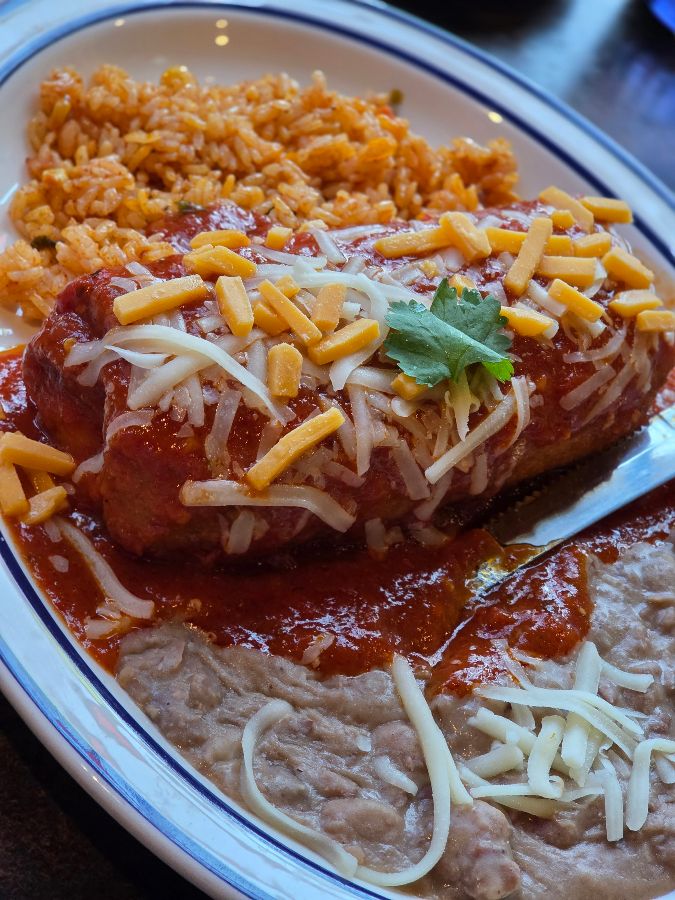 특제 소스가 듬뿍 뿌려진 엔칠라다