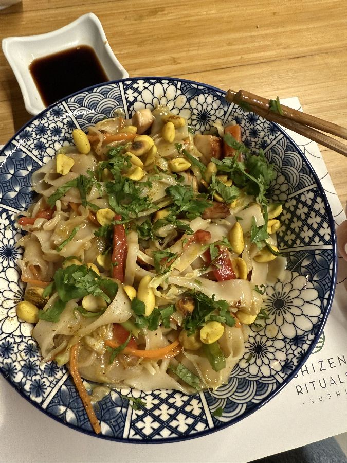 신선한 야채가 가득한 아시아 요리