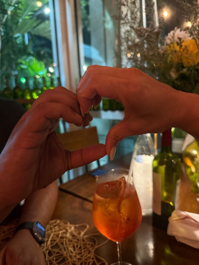 아페롤 스프리츠를 즐기는 모습