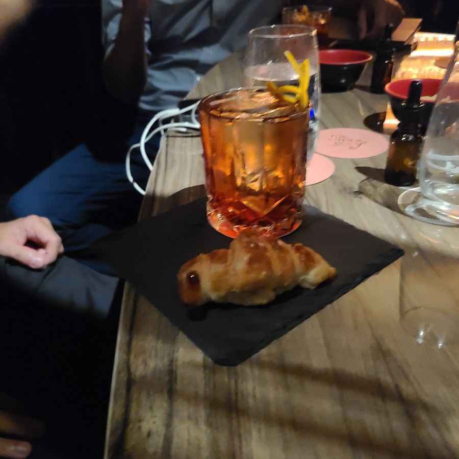 칵테일과 함께 제공되는 간단한 안주