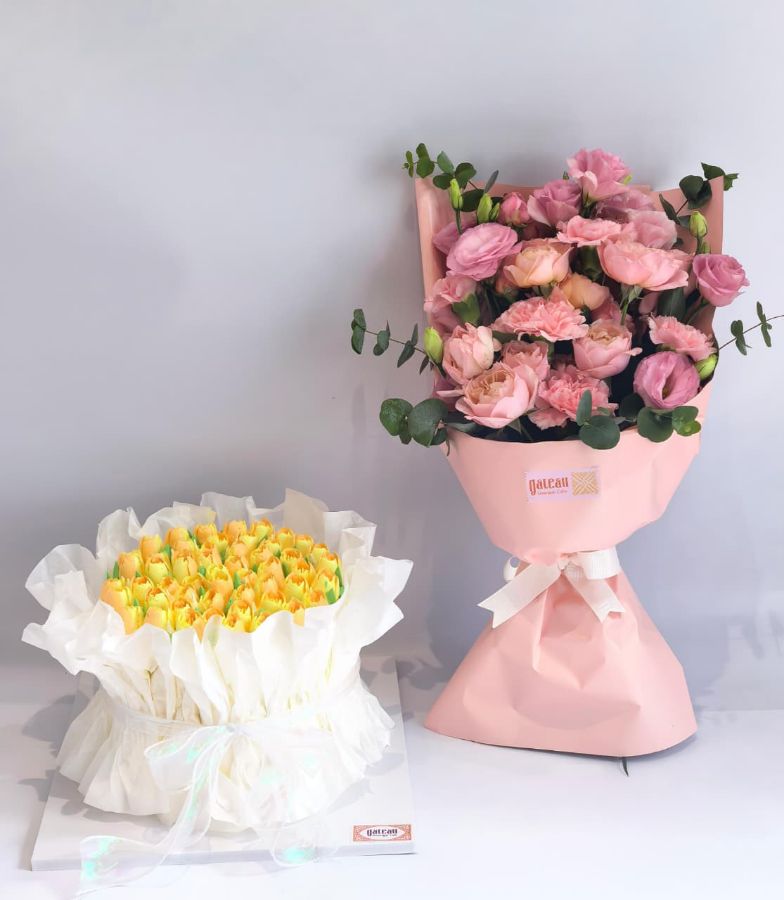 핑크색 꽃다발과 노란 컵케이크