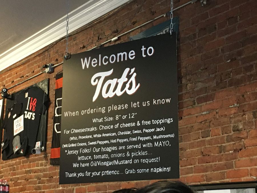 Tat's Delicatessen 간판