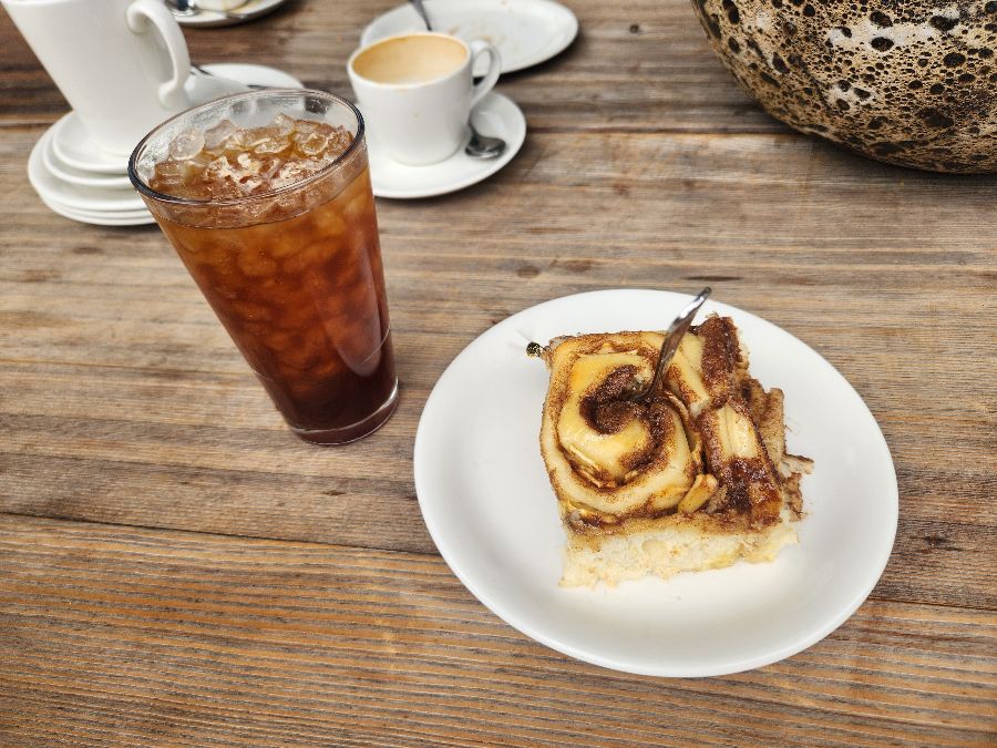 아이스 아메리카노와 시나몬롤