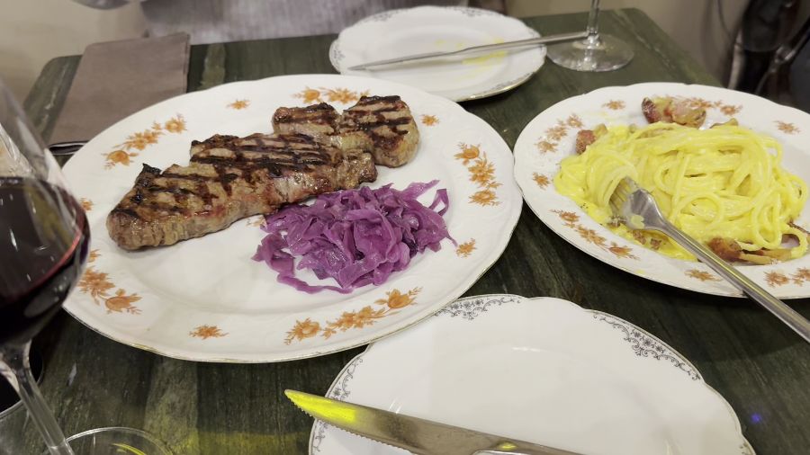 스테이크와 까르보나라의 완벽한 조합