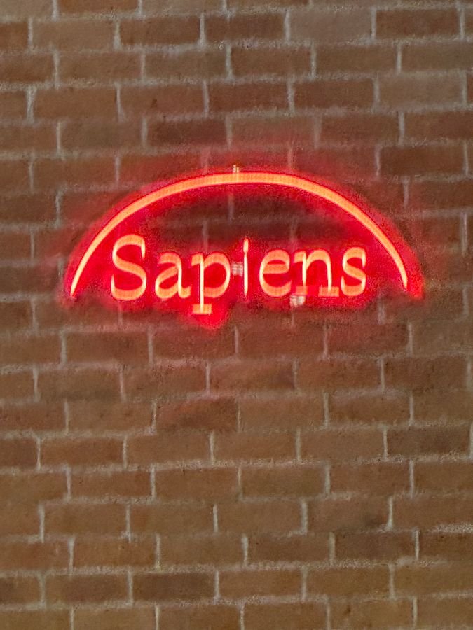 사피엔스 네온사인