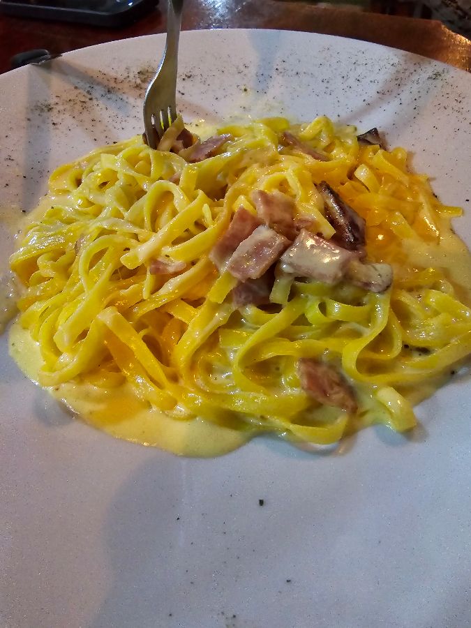 크림 소스가 듬뿍 올려진 파스타