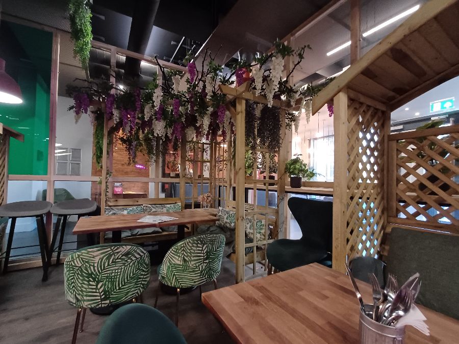 On The Hush 내부의 테이블과 의자, 천장의 장식