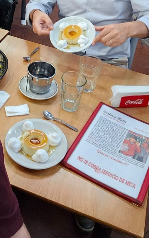 테이블 위에 놓인 디저트