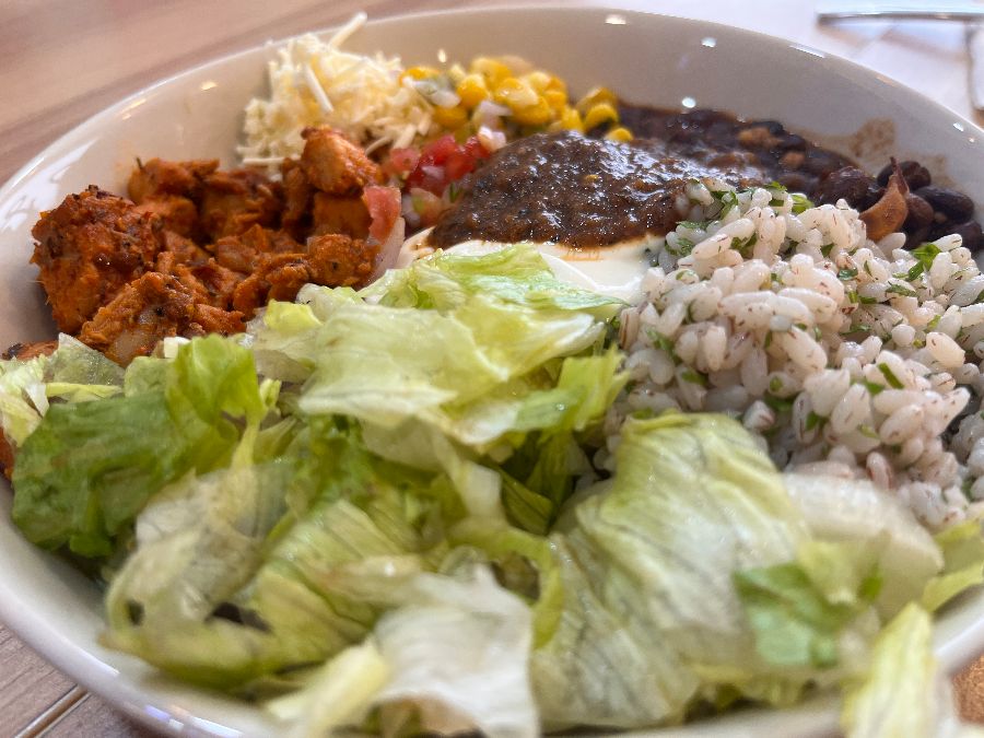 신선한 채소가 풍성한 부리토 볼의 클로즈업