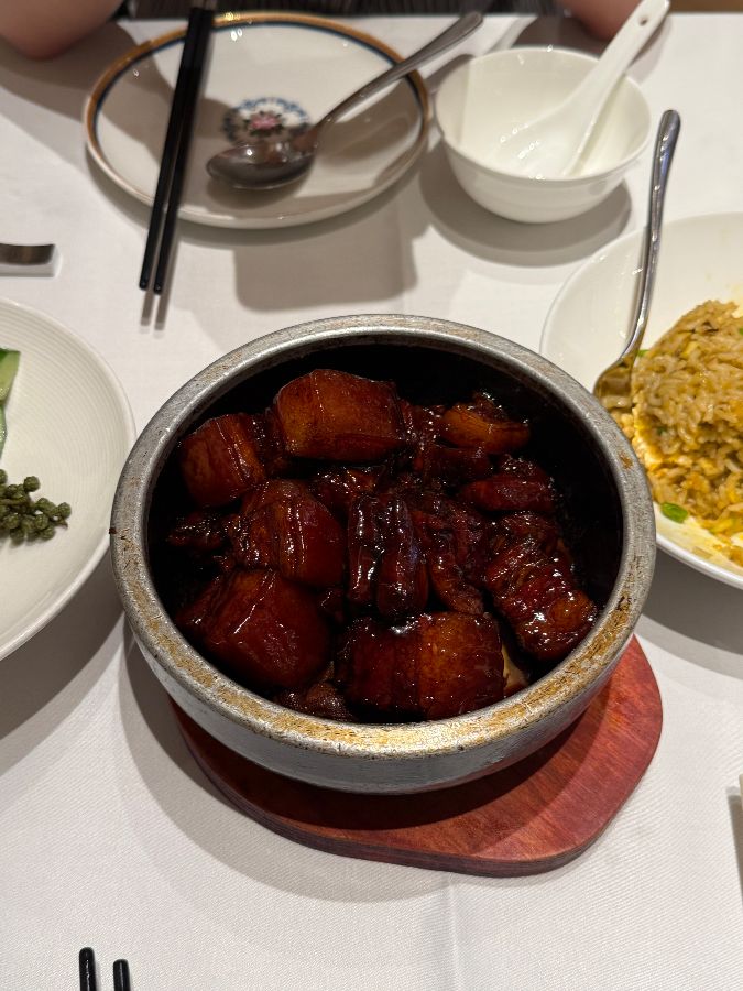 윤기 흐르는 홍소육이 담긴 뚝배기