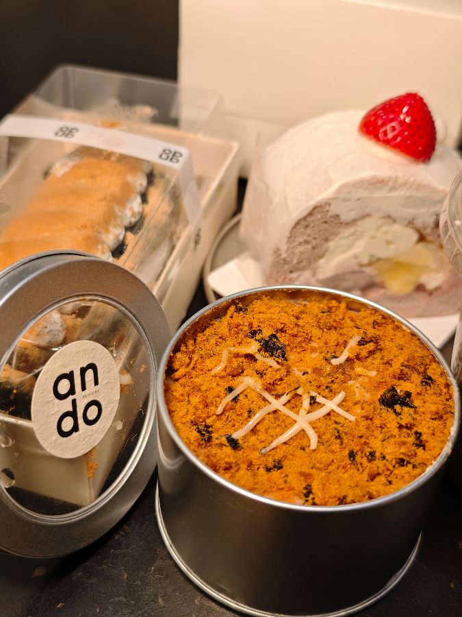 다양한 디저트가 놓인 테이블