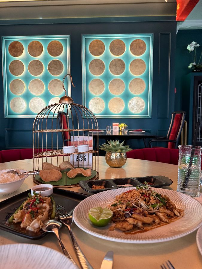 다이닝 테이블에 차려진 다양한 태국 요리