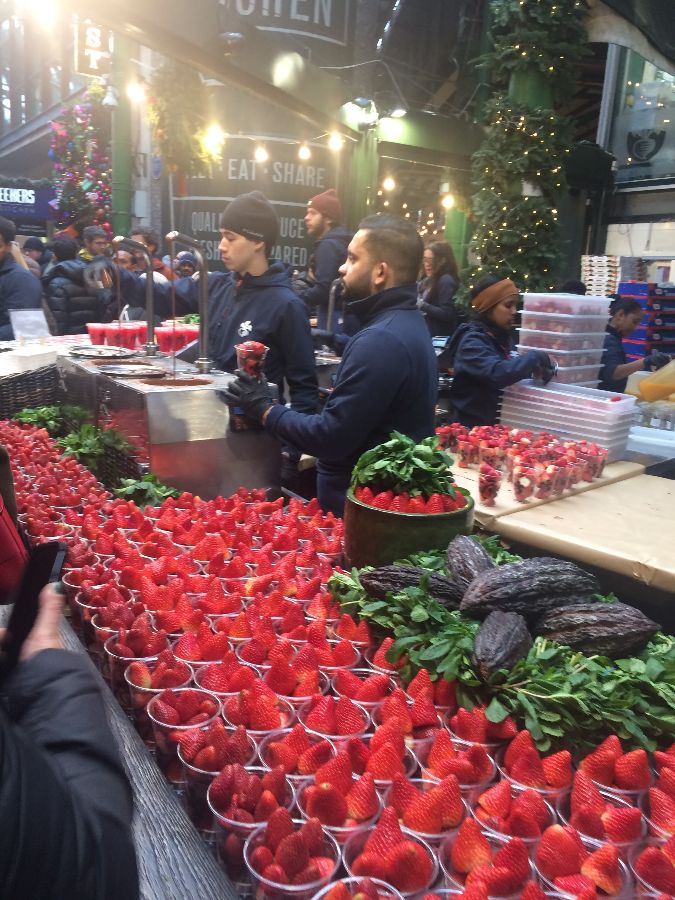 신선한 딸기가 가득 담긴 컵과 초콜릿 코너