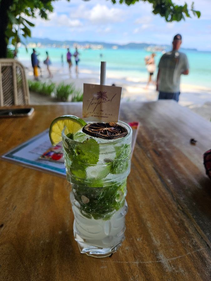 테이블 위에 놓인 시원한 모히또