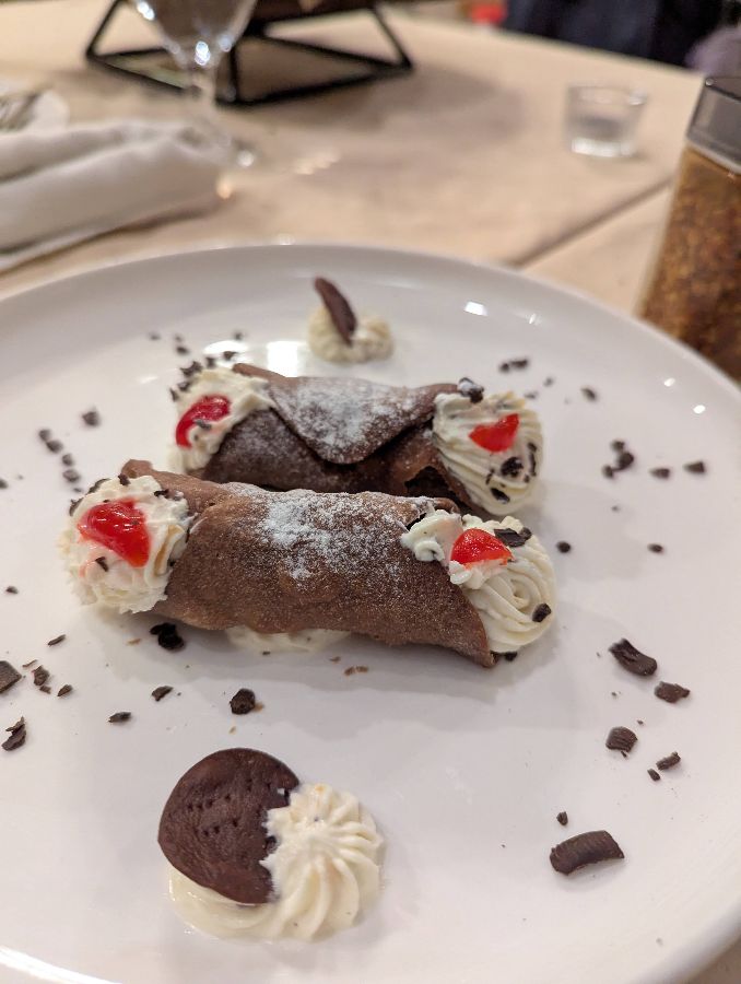 달콤한 칸놀리 디저트