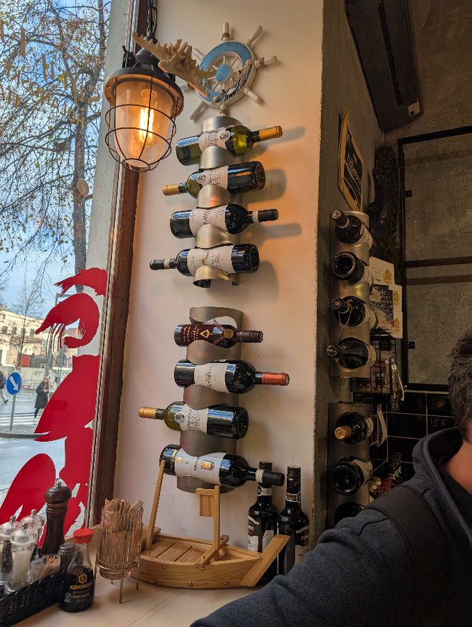 벽에 진열된 다양한 와인