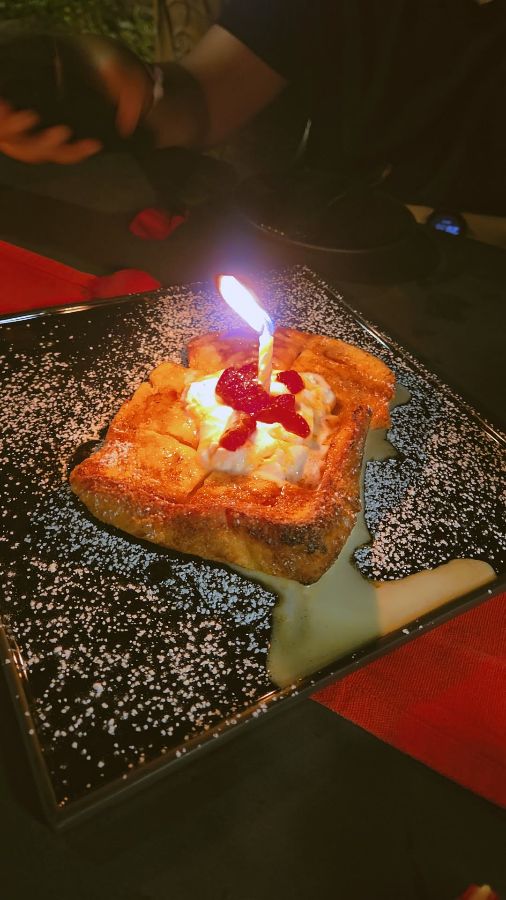 생일 초가 꽂힌 디저트