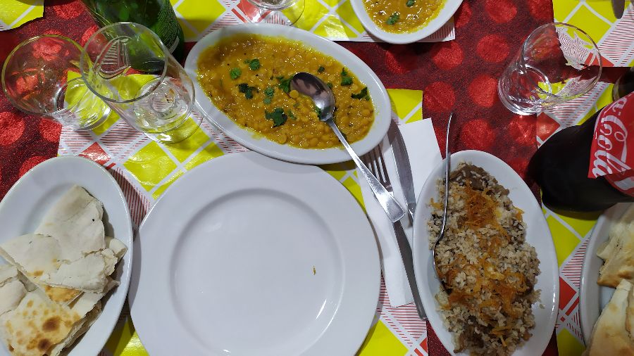 다양한 인도 요리가 차려진 테이블 전경