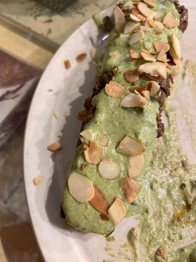 아몬드 슬라이스가 뿌려진 디저트