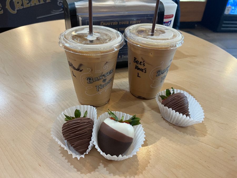 아이스 라떼와 초콜릿 딸기