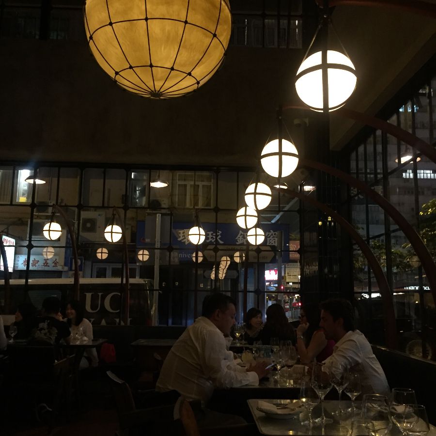 따뜻한 조명이 감도는 레스토랑 내부