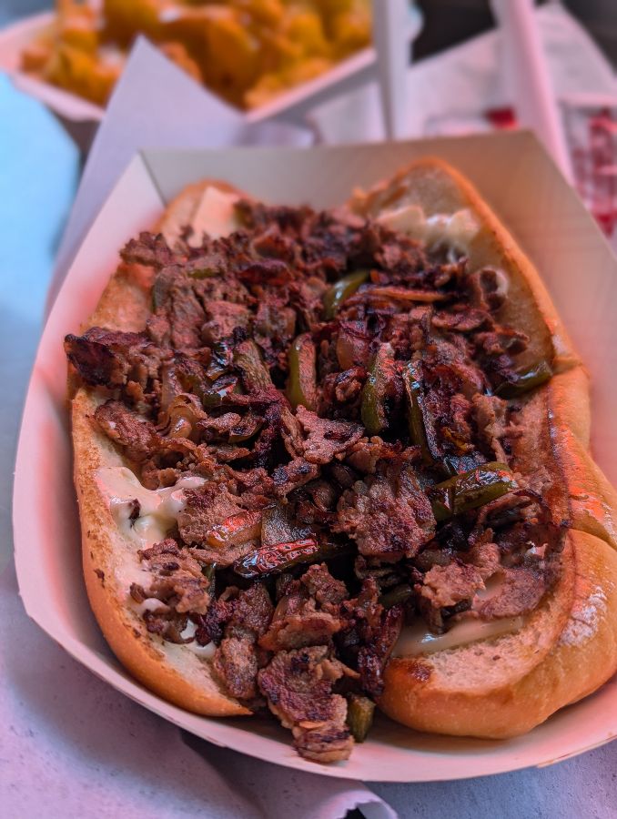 푸짐한 필리 치즈 스테이크 샌드위치