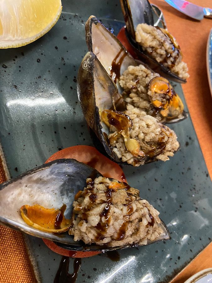 윤기가 흐르는 홍합밥