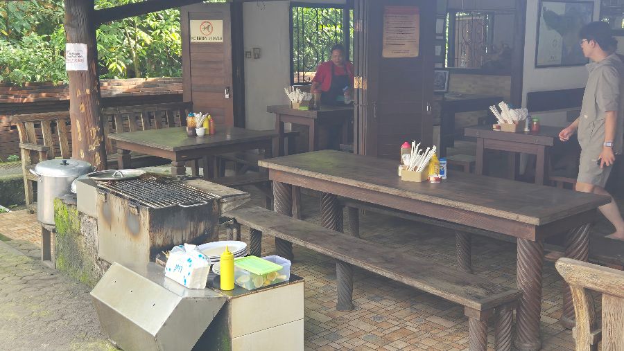 누르스 와룽 외부 테이블