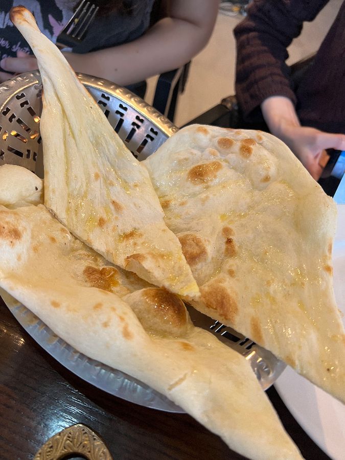 바구니에 담겨져 나온 난