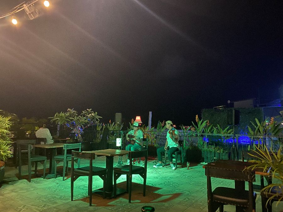 조명이 은은하게 빛나는 루프탑 테이블