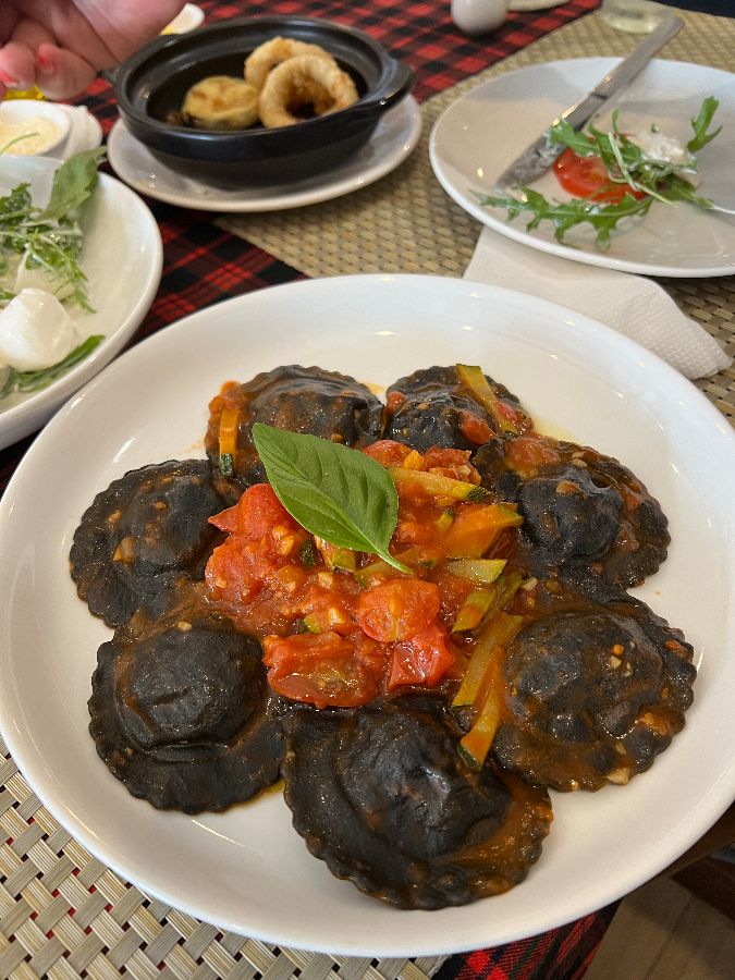 눈길을 사로잡는 블랙 라비올리