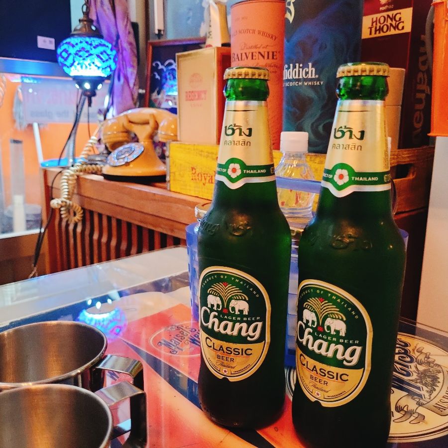 테이블 위에 놓인 창 맥주