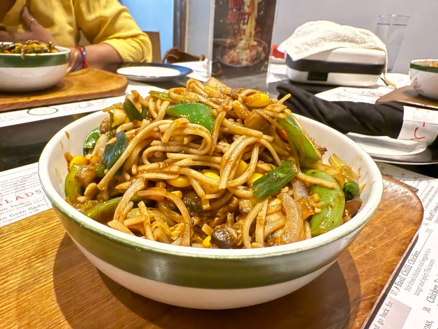 푸짐하게 담긴 볶음 요리