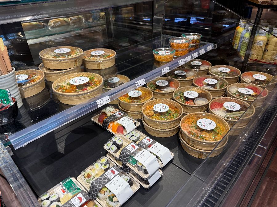 다양한 샐러드와 스시