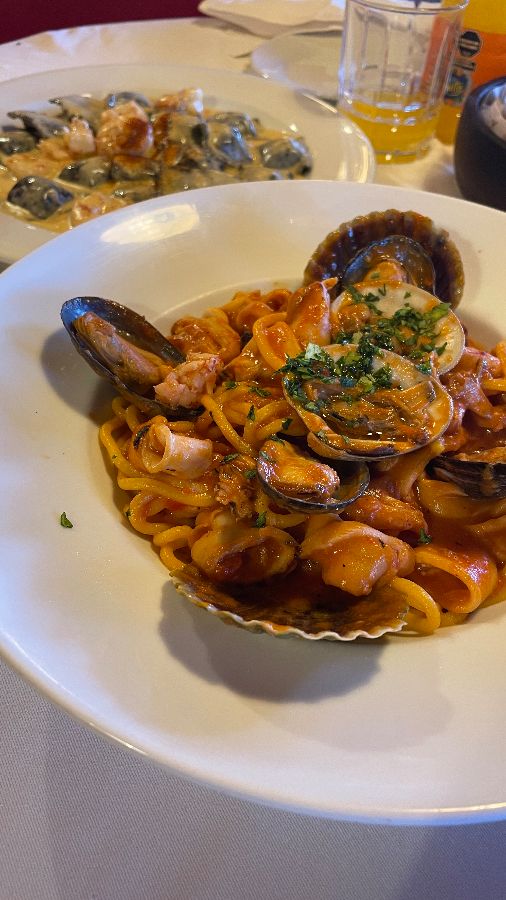 신선한 해산물이 가득한 파스타, 풍성한 맛의 향연