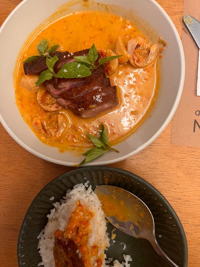 노란 카레를 곁들인 문어 요리