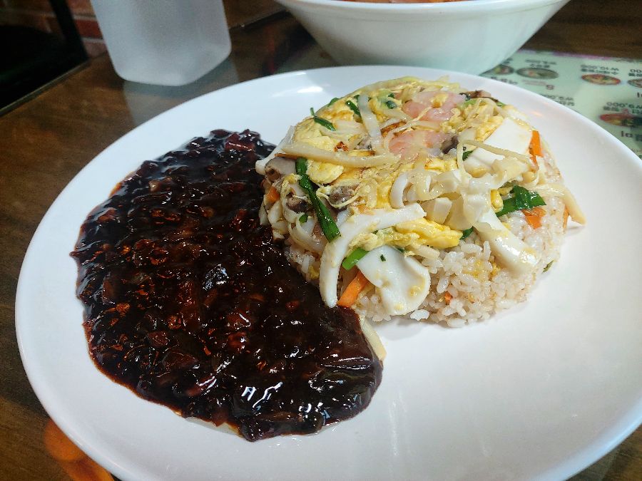 윤기 흐르는 짜장면