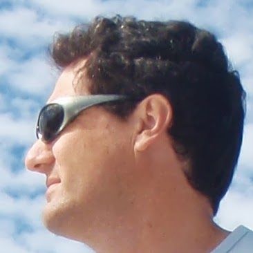 하늘을 배경으로 한 남성의 옆모습