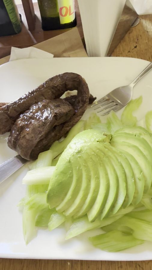 스테이크와 아보카도 근접샷