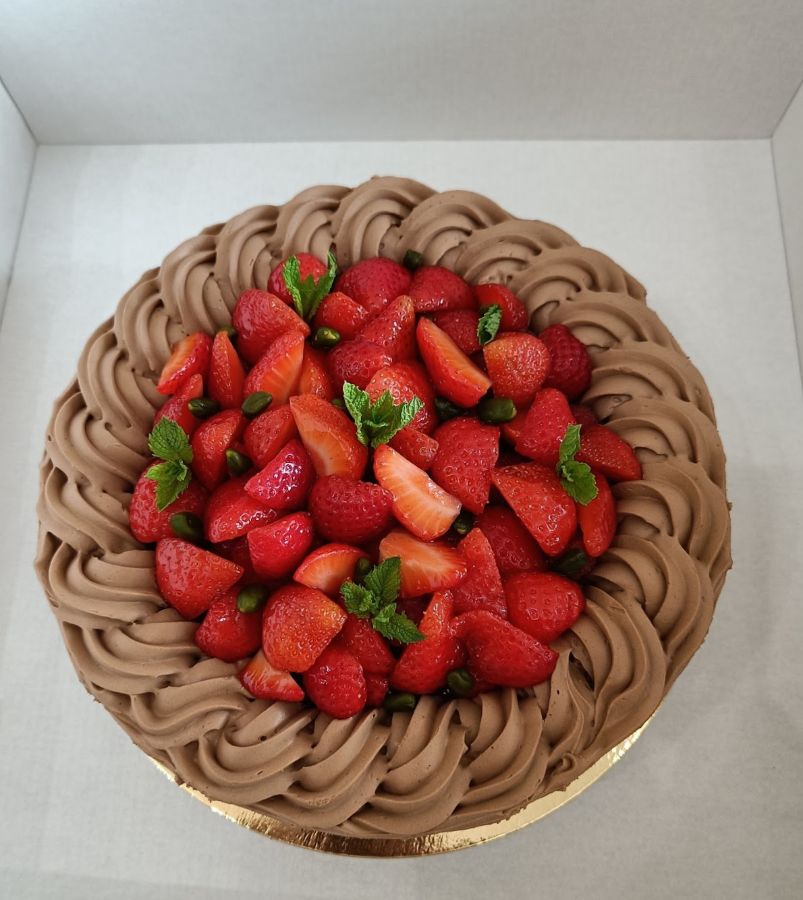 딸기가 듬뿍 올려진 수제 케이크