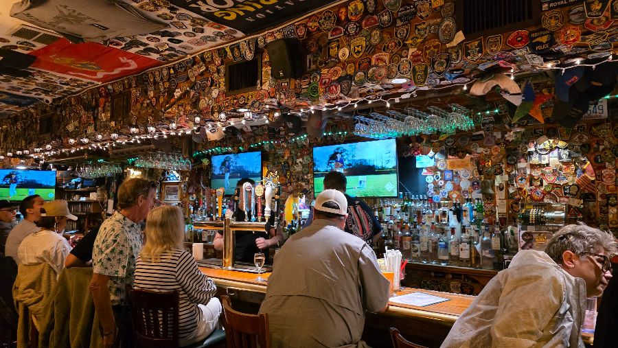 바 테이블에 앉아 메뉴를 즐기는 사람들