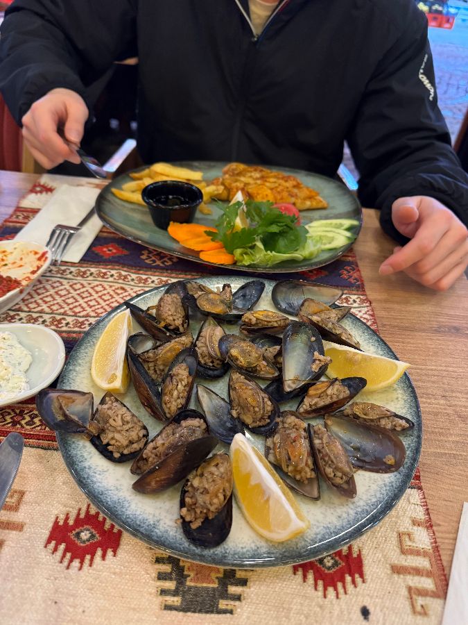 테이블 위에 놓인 다양한 음식들