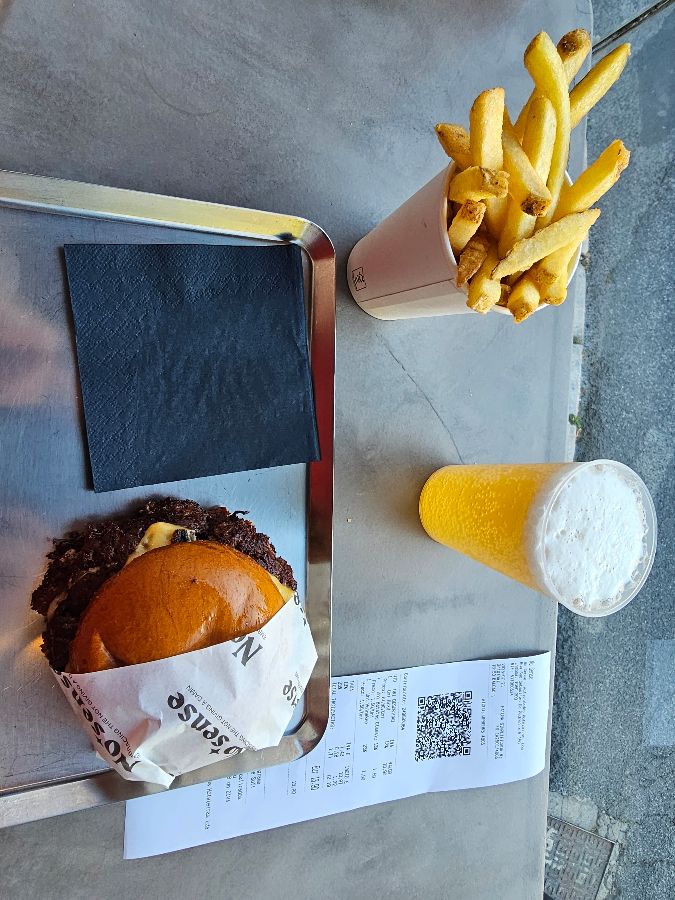 No Sense의 버거와 감자튀김, 음료