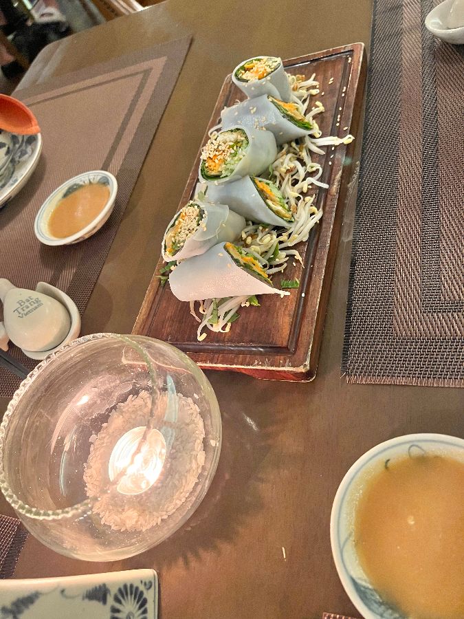 테이블 위에 놓인 채식 롤