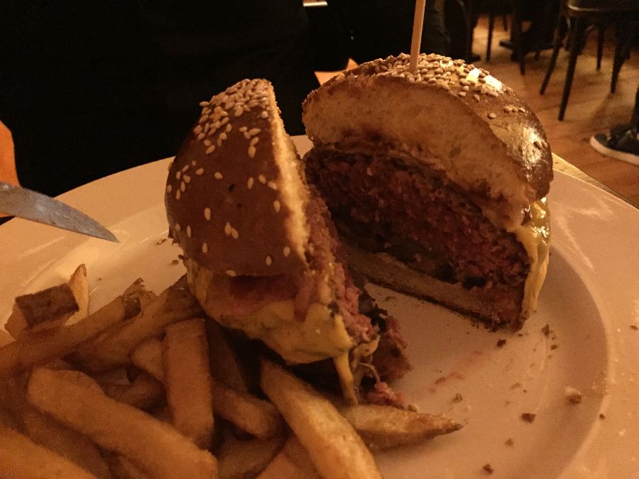 두툼한 패티가 인상적인 COW BOY 버거