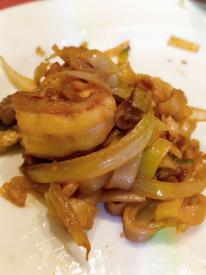 통통한 새우가 인상적인 팟타이