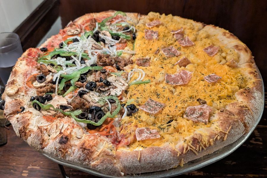 슈프림 비건 피자와 맥앤치즈 피자 반반